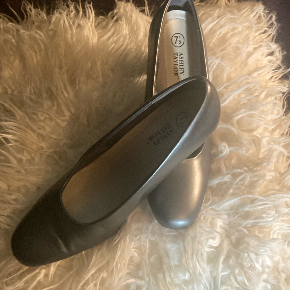 New Women’s Ashley Taylor’s Gray Dress Pumps
7 1/2.